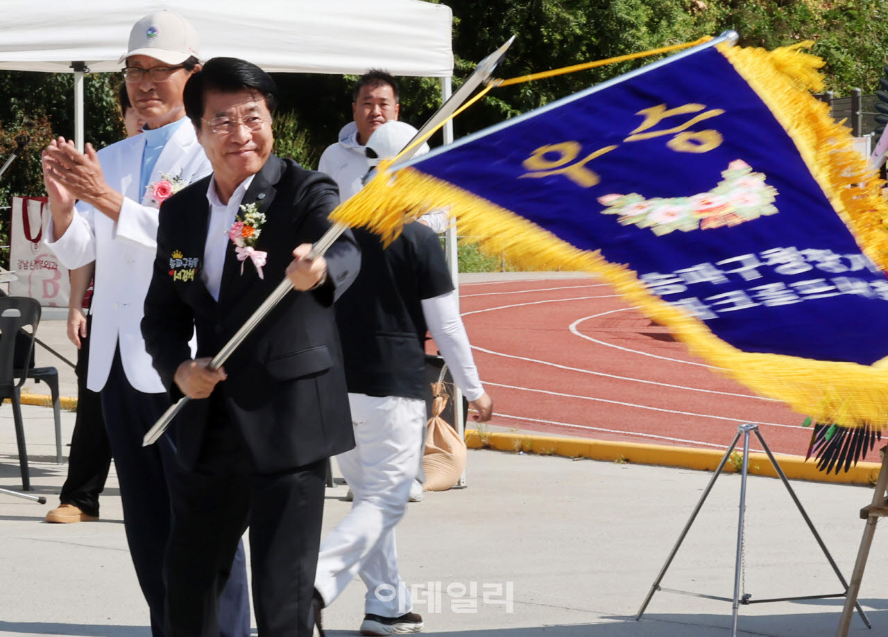 [포토] 파크골프대회 참석한 서강석 송파구청장