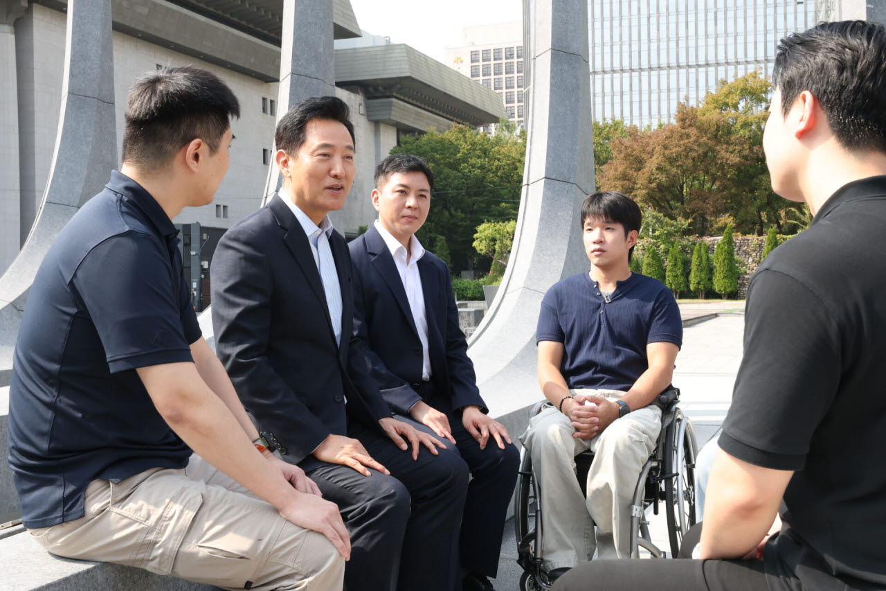 [포토]오세훈 시장, 감사의정원에서 부상 제대 군인과 대화