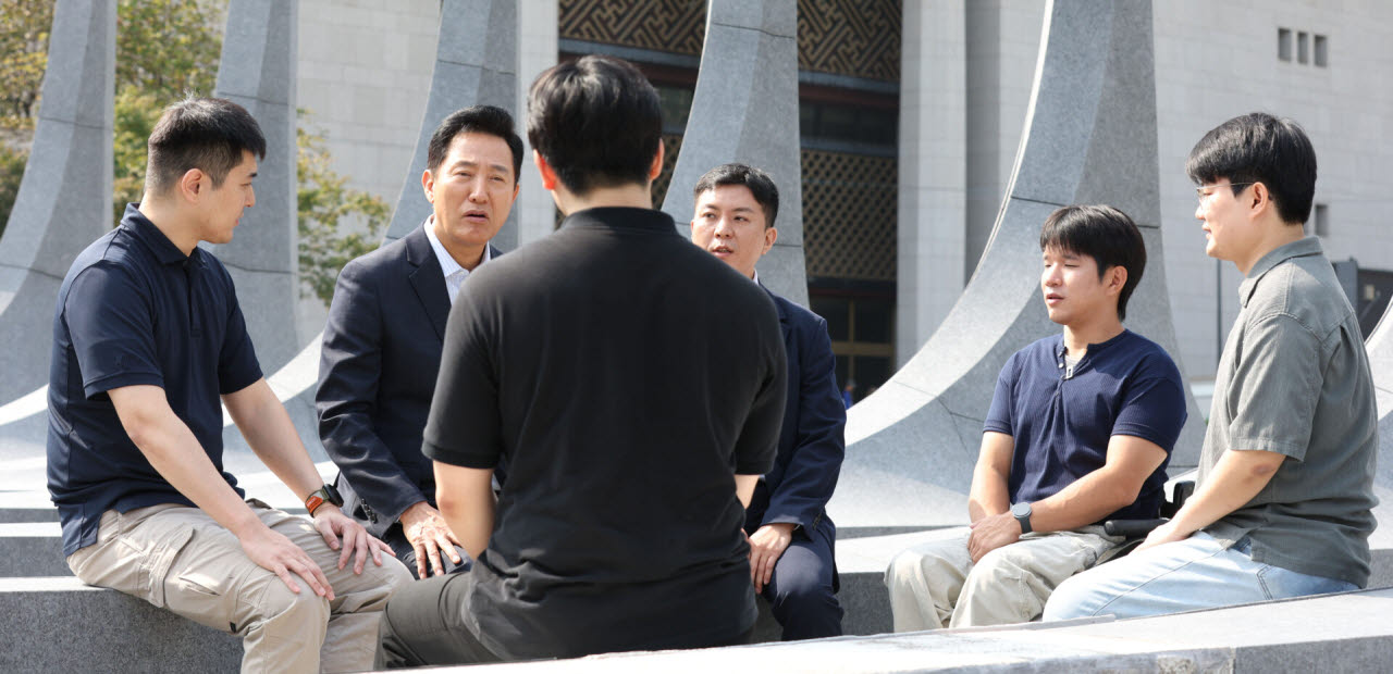 [포토]부상 제대 군인 만난 오세훈 시장