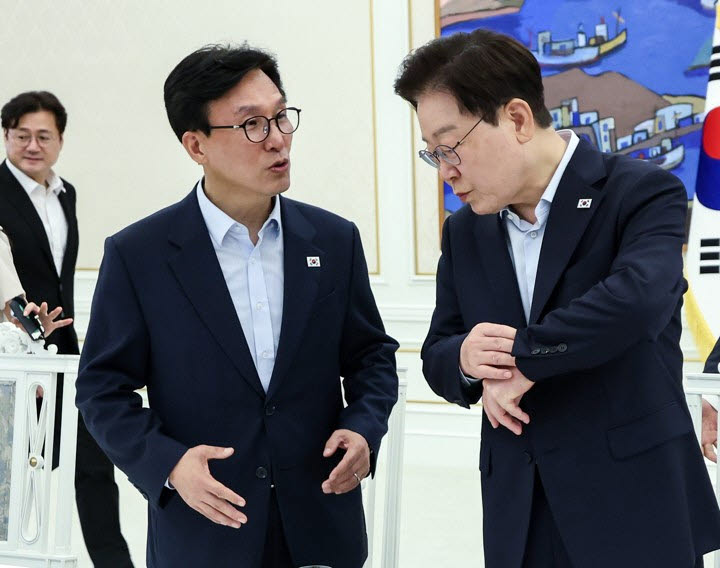 지지율 휘청에도 몰아치는 李, '민심 감수성' 높아진 與