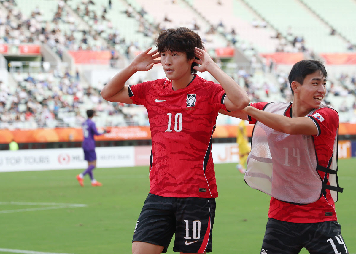 엄지성이 올리고 배준호가 끝냈다… 한국 축구, 중국 꺾고 결승행