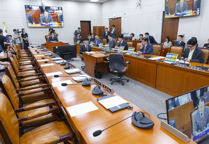 與·정부 빠진 외통위…野 "北포로·지뢰 대응 책임 방기"