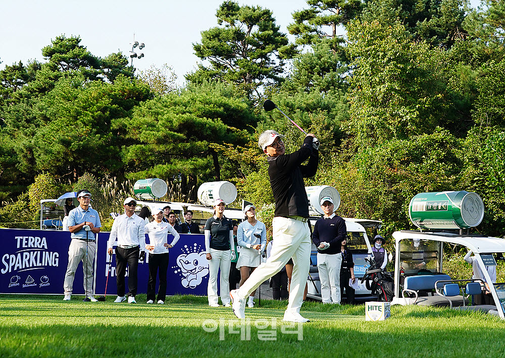 [포토] 김재희 아빠, 힘찬 스윙으로 시작
