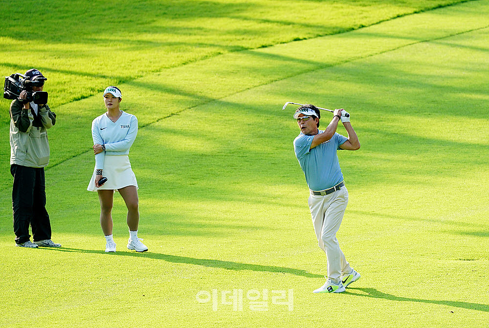 [포토] 타구 바라보는 김민별 부녀