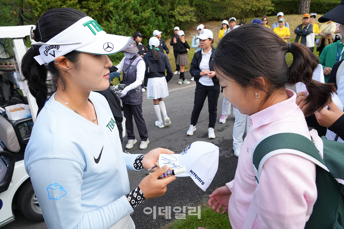 [포토]김민별,사인 선물해줄게