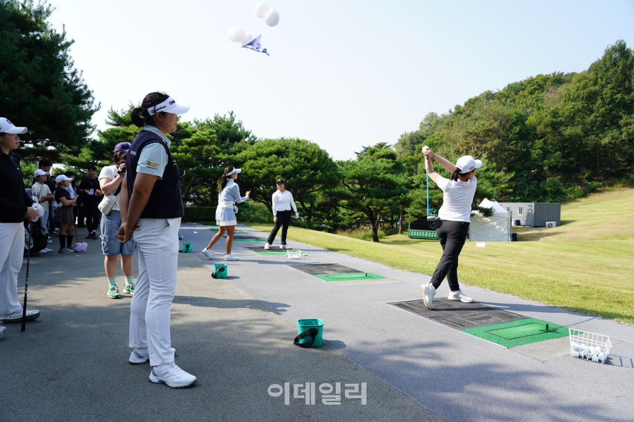 [포토]유해란,샷은 뒤에서 봐줄게