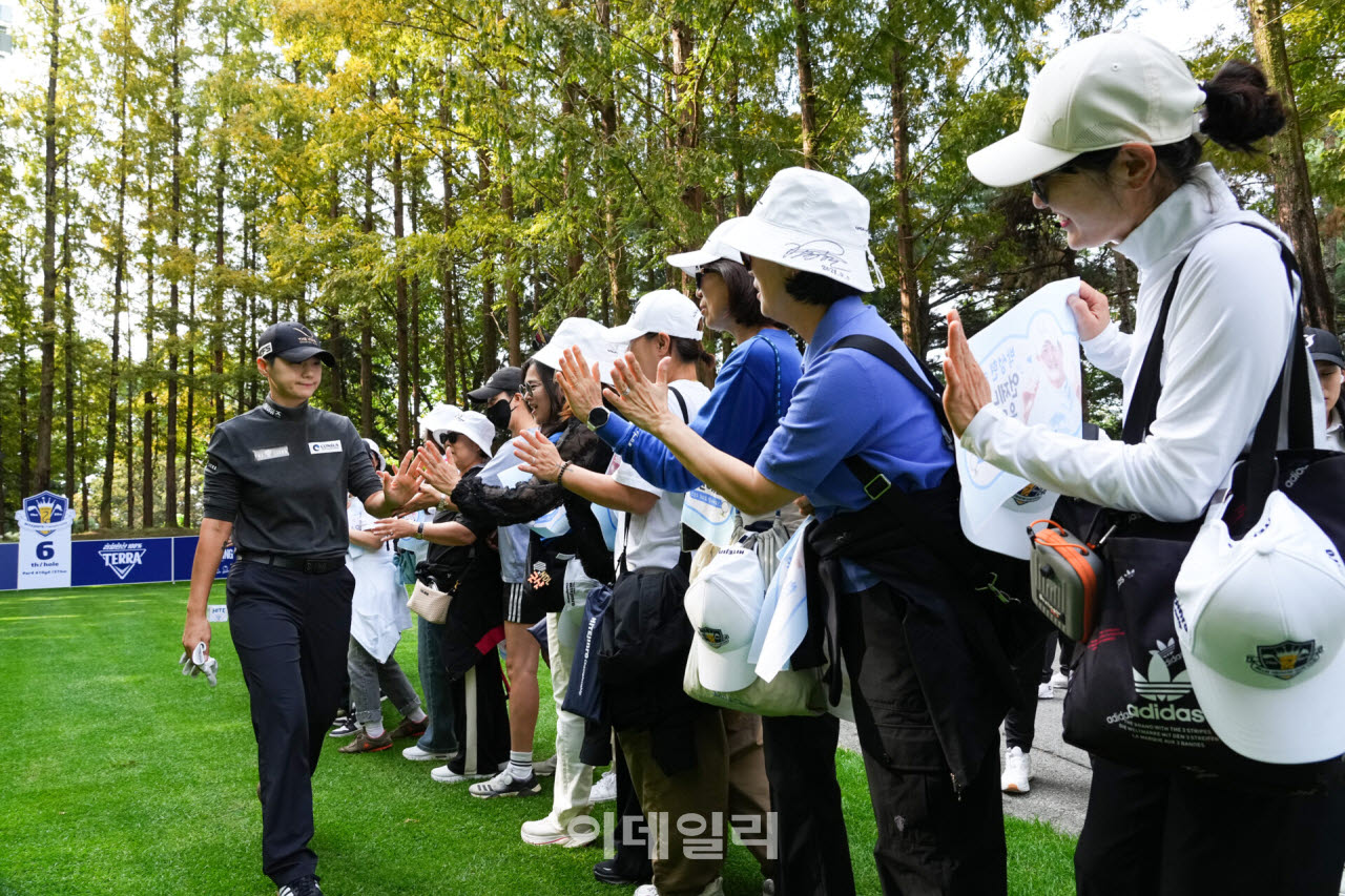 [포토]박성현,남달라 팬들과 하이파이브