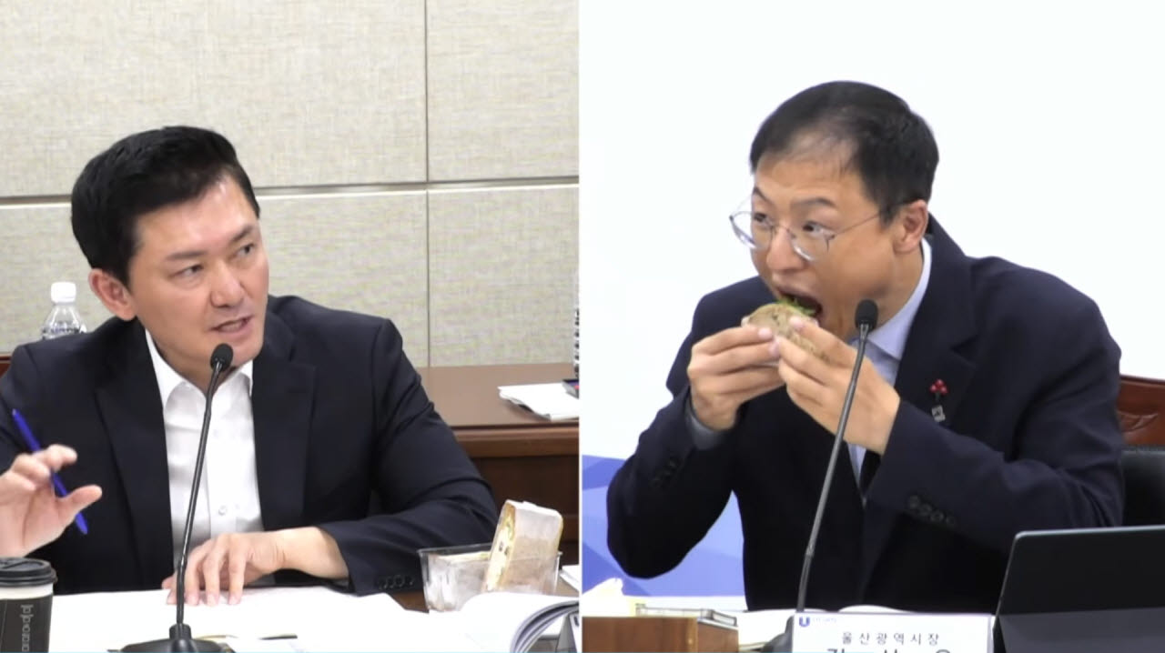 보고받으며 샌드위치 '우물우물'…울산시장에 "체하겠다" 시끌