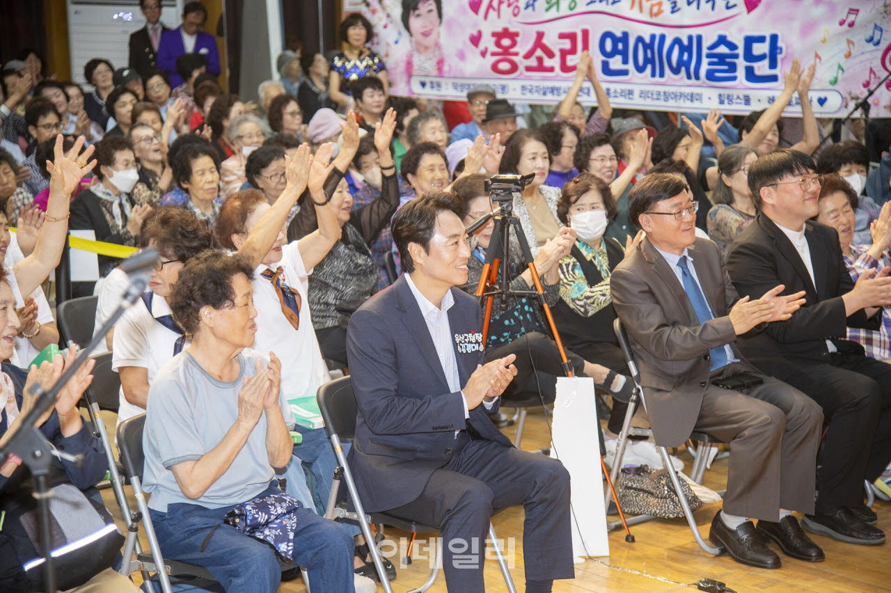 [포토] 용산구, '노인의 날' 경로잔치