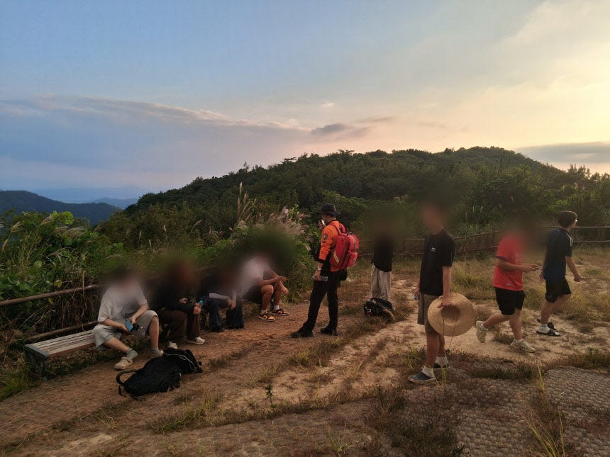 독립영화 촬영 나섰다가…무등산서 길 잃은 10대 8명 구조