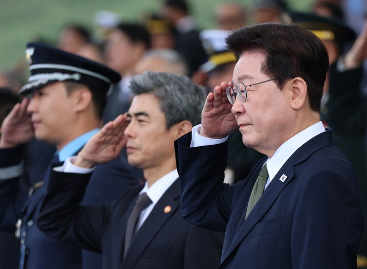 [속보]李 “DMZ 사고 부상 장병들 생각하면 마음 아파”