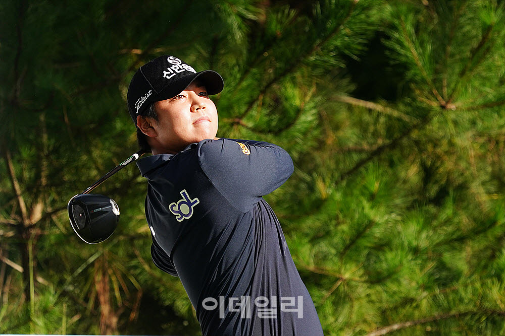 [포토] 장유빈, 파워샷으로 우승을 노린다