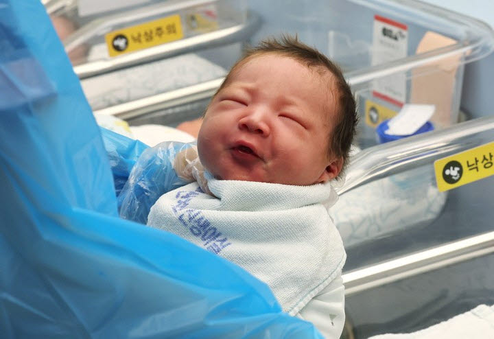 해외출생아 아동수당 부정수급 막는다…임시여권도 실시간 확인
