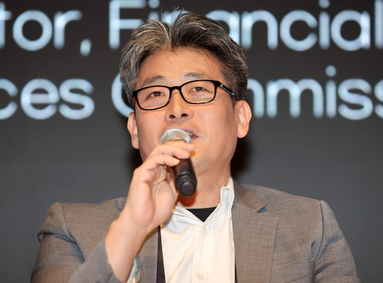 [포토]패널들과 토론하는 고영호 금융위원회 자본시장과장