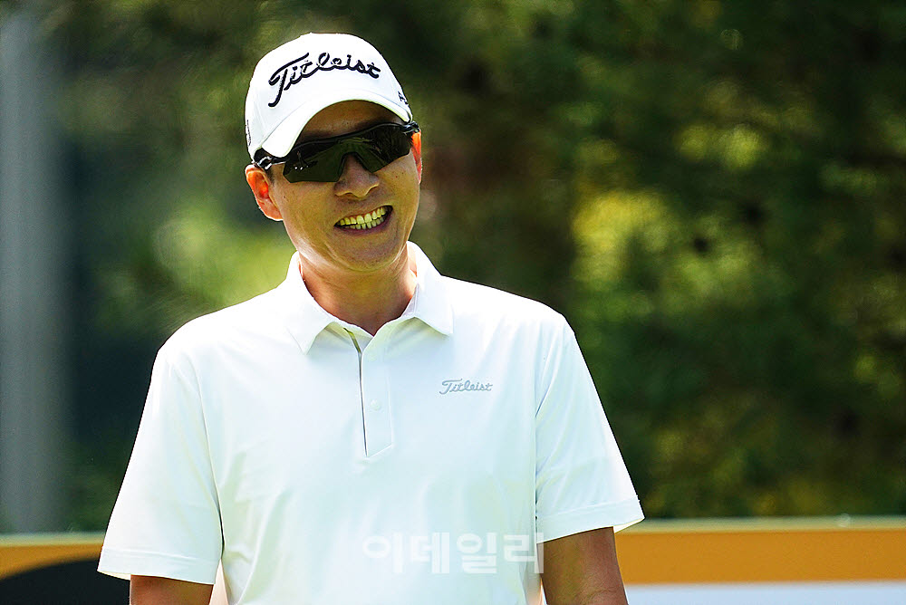 [포토] 김경태, 첫 홀 버디에 기분 업