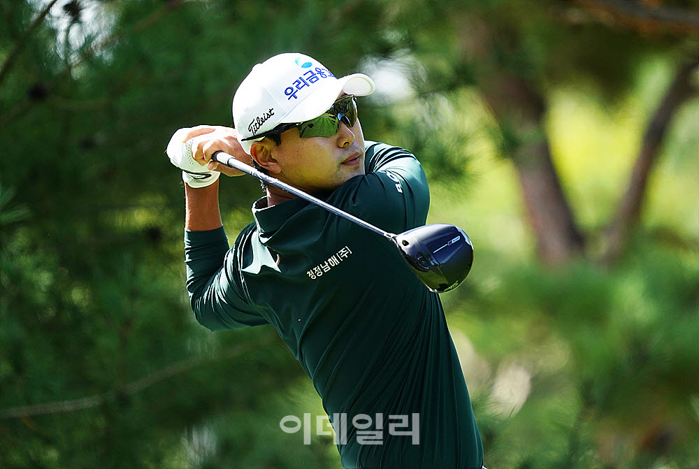 [포토] 조우영, 타구 방향을 살핀다
