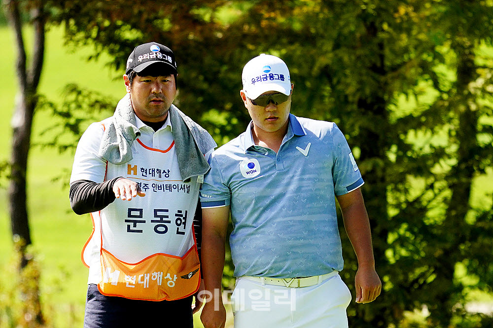 [포토] 문동현, 캐디와 상의하는 라인