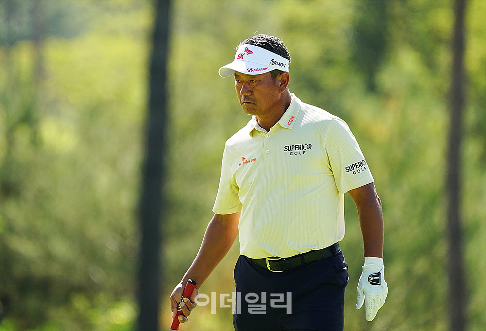 [포토] 최경주, 매의 눈으로 살피는 그린