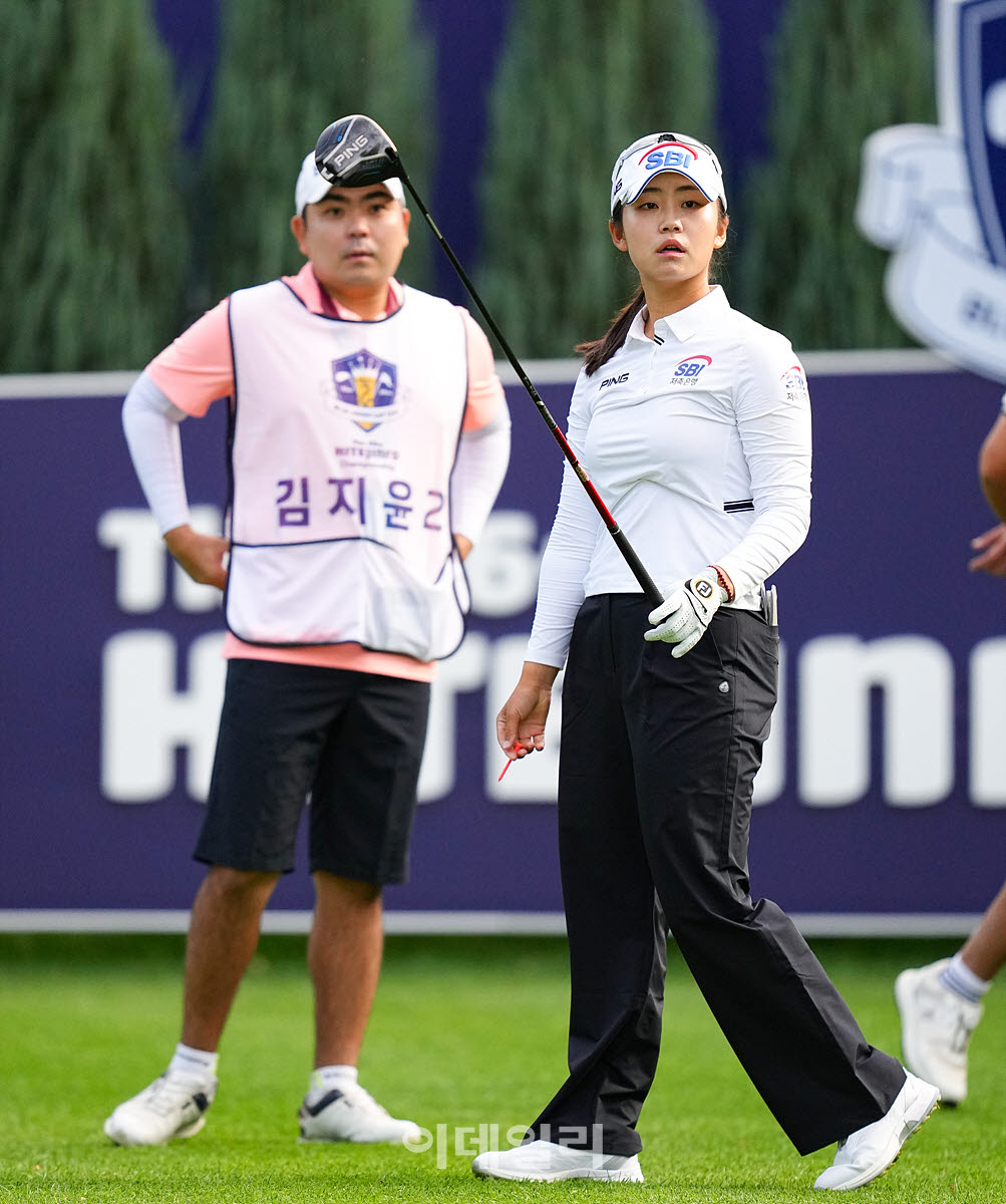 [포토]김지윤,첫 타구는 정확해