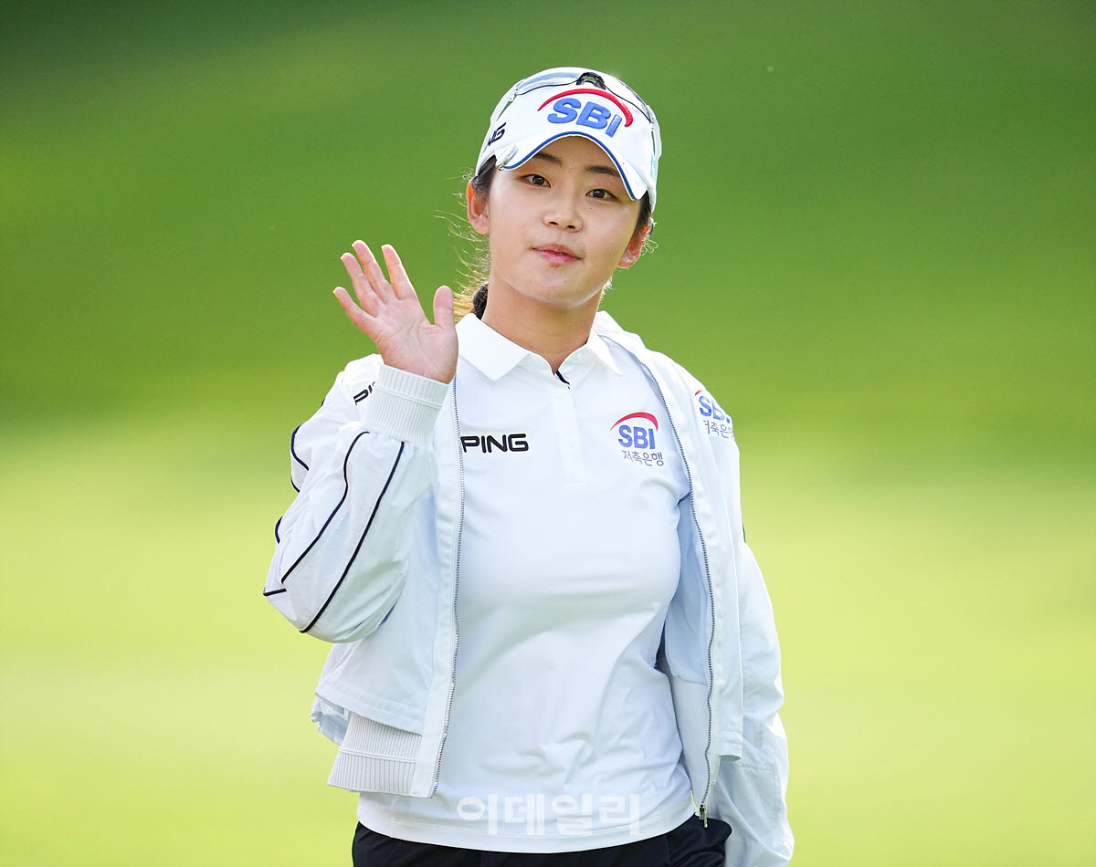 [포토]김지윤,미소 손인사로 이동