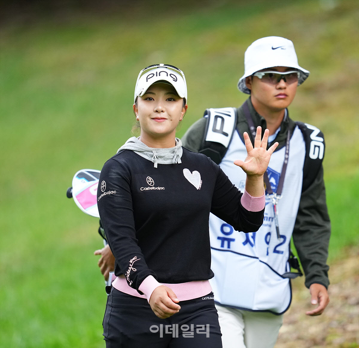 [포토]유서연,미소 밝은 손인사
