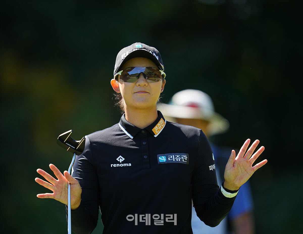 [포토]황유나,반가운 두손 인사