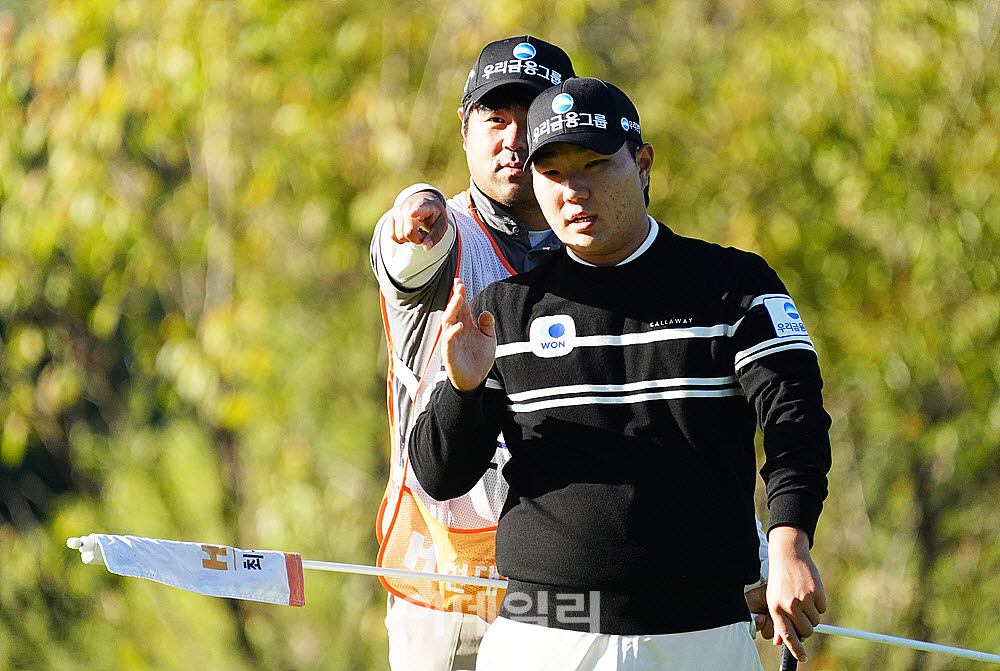 [포토] 문동현, 캐디와 읽는 버디 라인