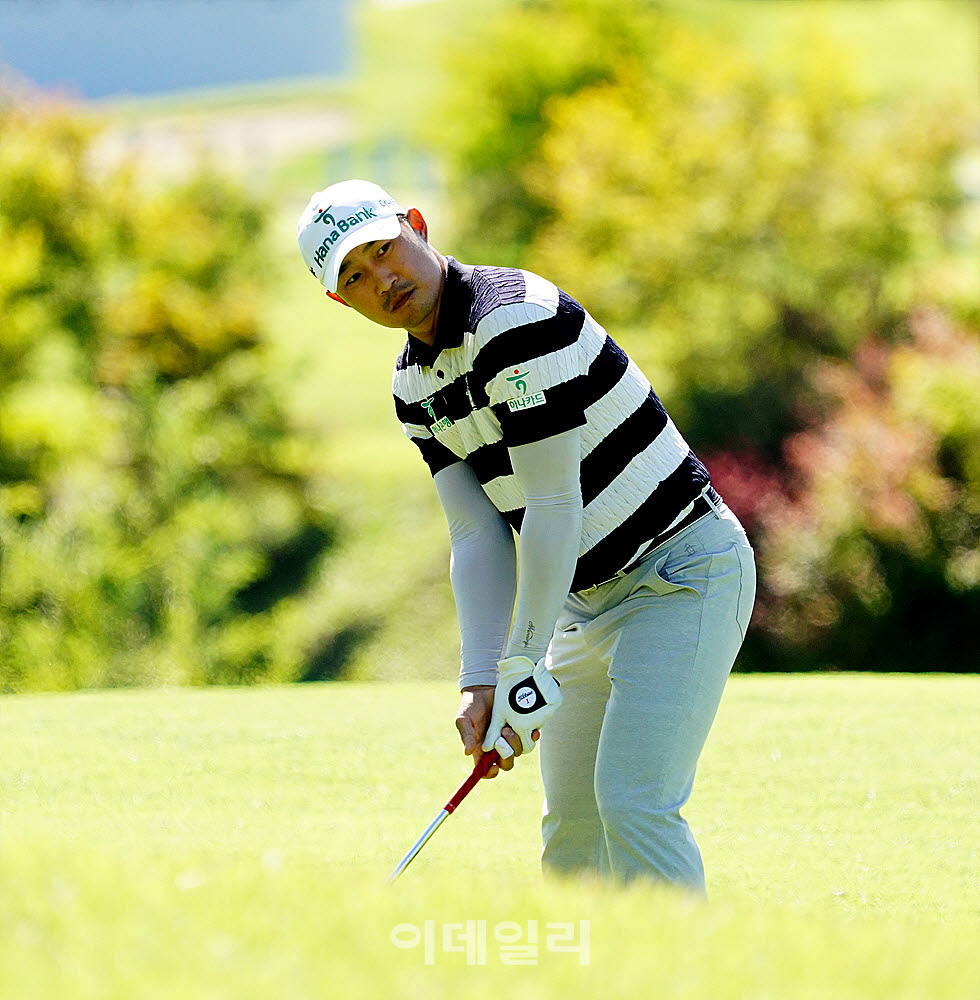 [포토] 박은신, 그린을 바라본다