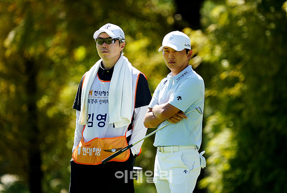 [포토] 김영수, 심각하게 바라본다