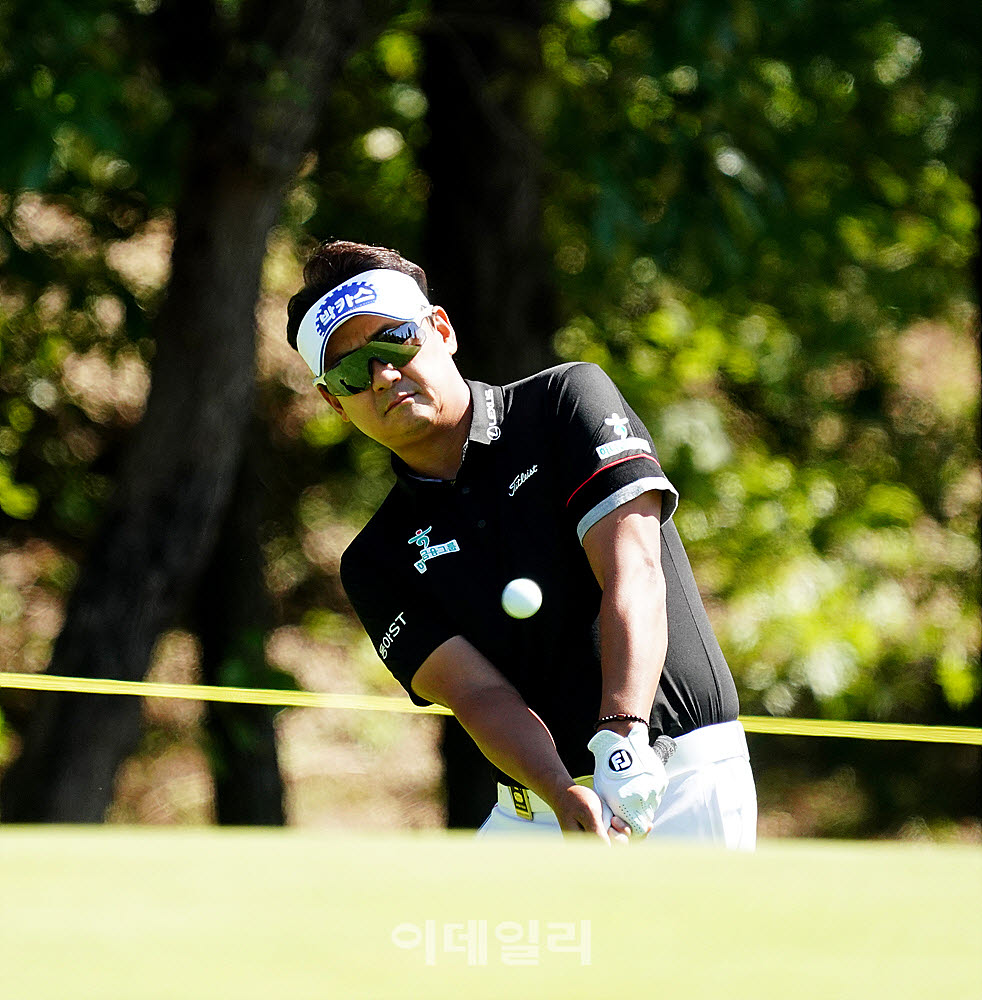 [포토] 박상현, 가슴에 볼을 품다