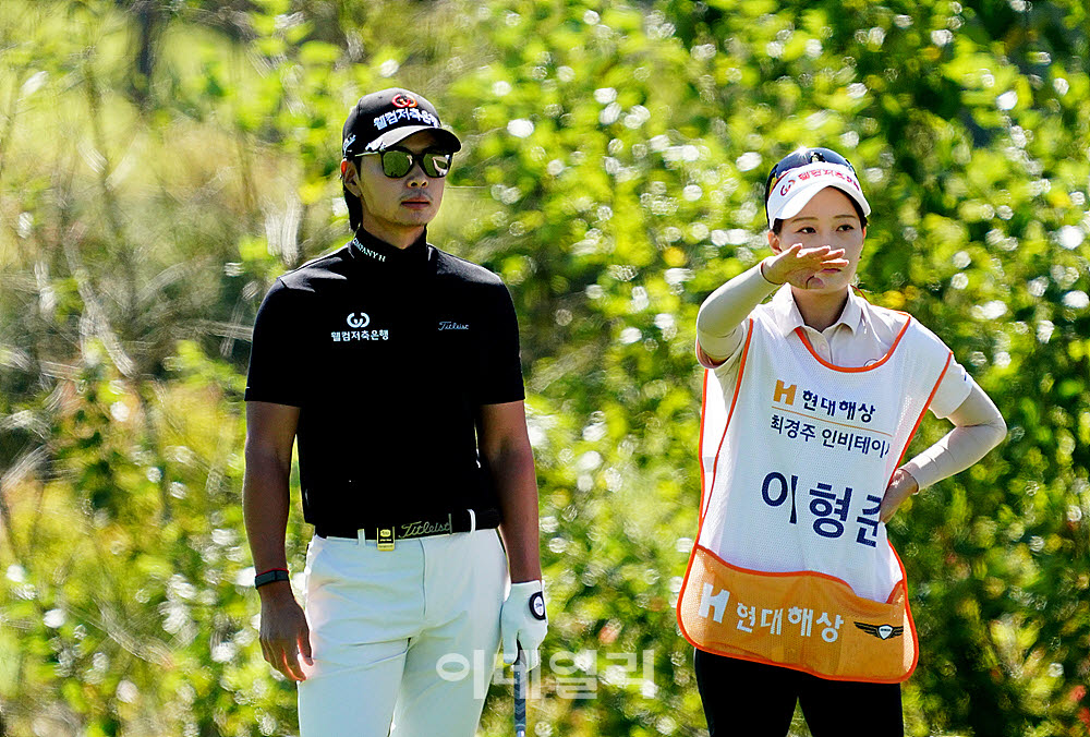 [포토] 이형준, 아내와 상의하는 그린 공략