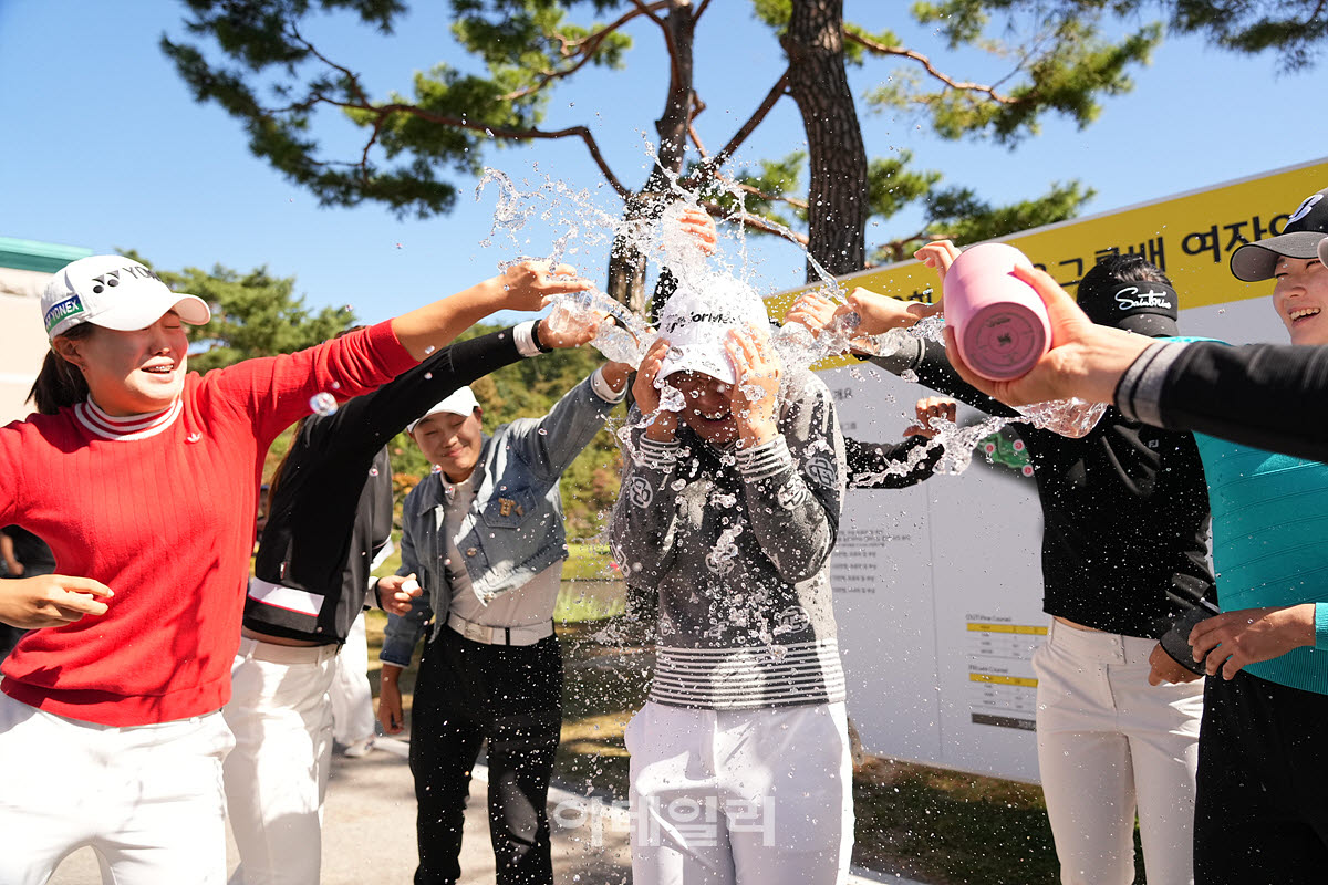 [포토]안윤주,시원한 우승 축하 물세례