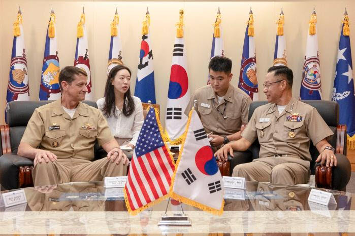 한미 해군회의서 통역한 장교, 알고 보니 '이재용 장남'