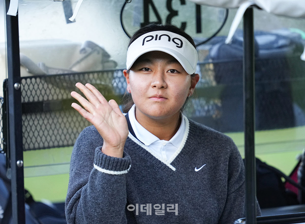 [포토]정채은,차분한 미소 손인사 출발