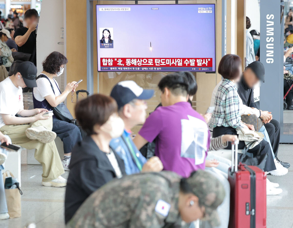 北 탄도미사일에 日 긴급 대응…“EEZ 밖 낙하한 듯”