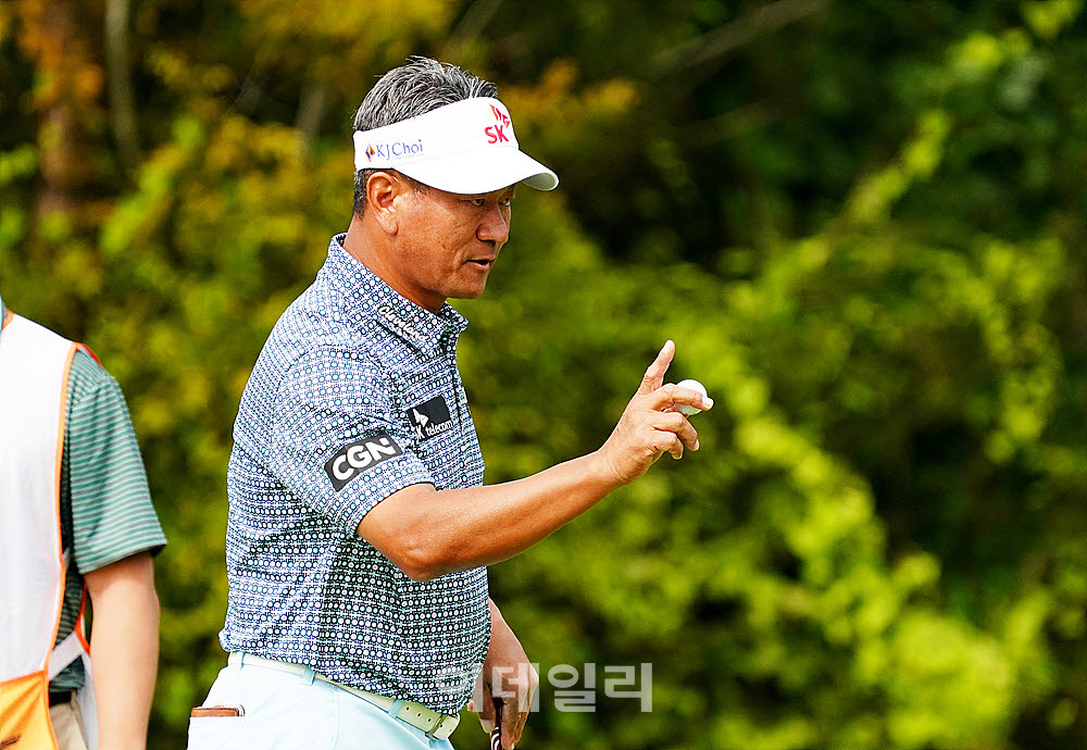 [포토] 최경주, 갤러리의 응원에 화답하며