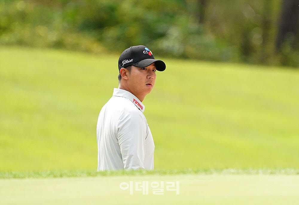 [포토] 최승빈, 벙커샷 전 낙구 지점 확인