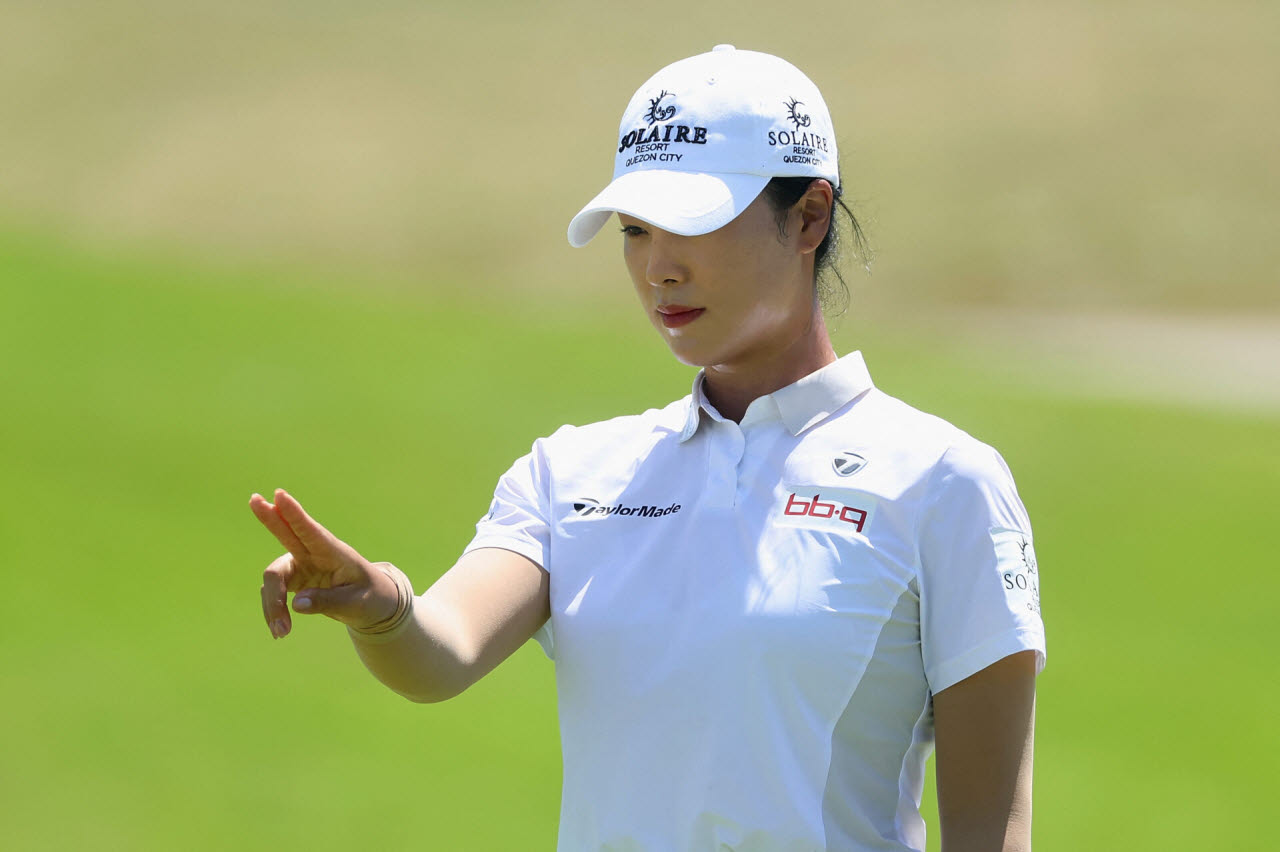 "트리플보기에 화났다"는 윤이나, 1타 차 3위로 LPGA 투어 첫 우승 도전