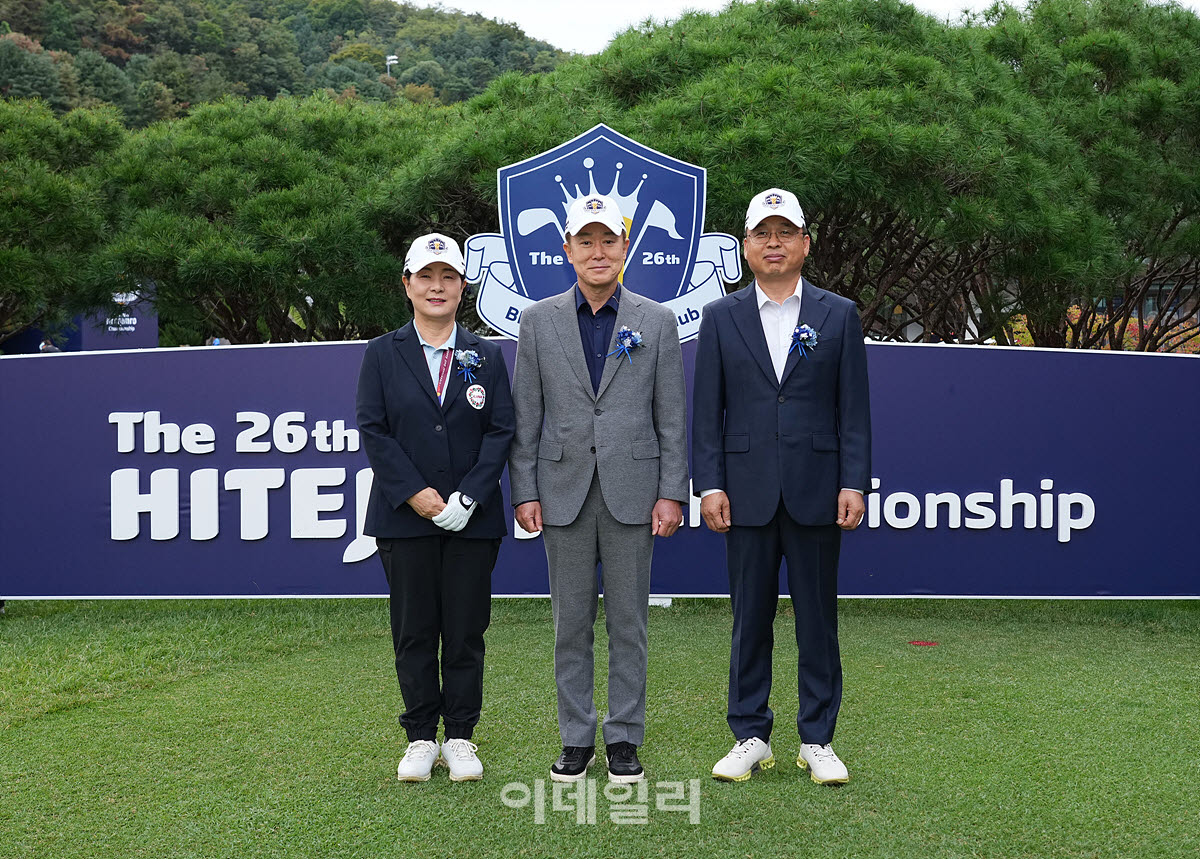 [포토]권오삼 대표-장인섭 대표-김순희 수석 부회장,시구식 시작합니다
