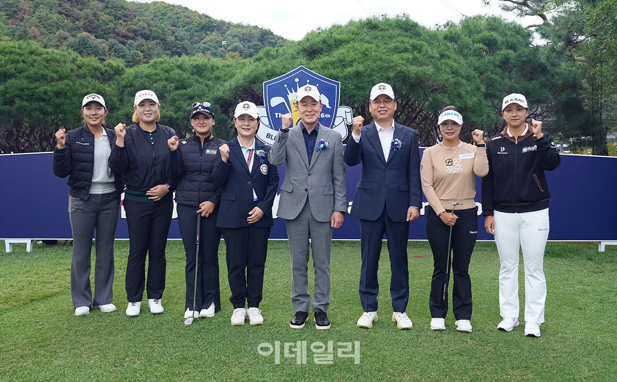 [포토]권오삼 대표-장인섭 대표-김순희 수석 부회장,선수들과 함께 파이팅