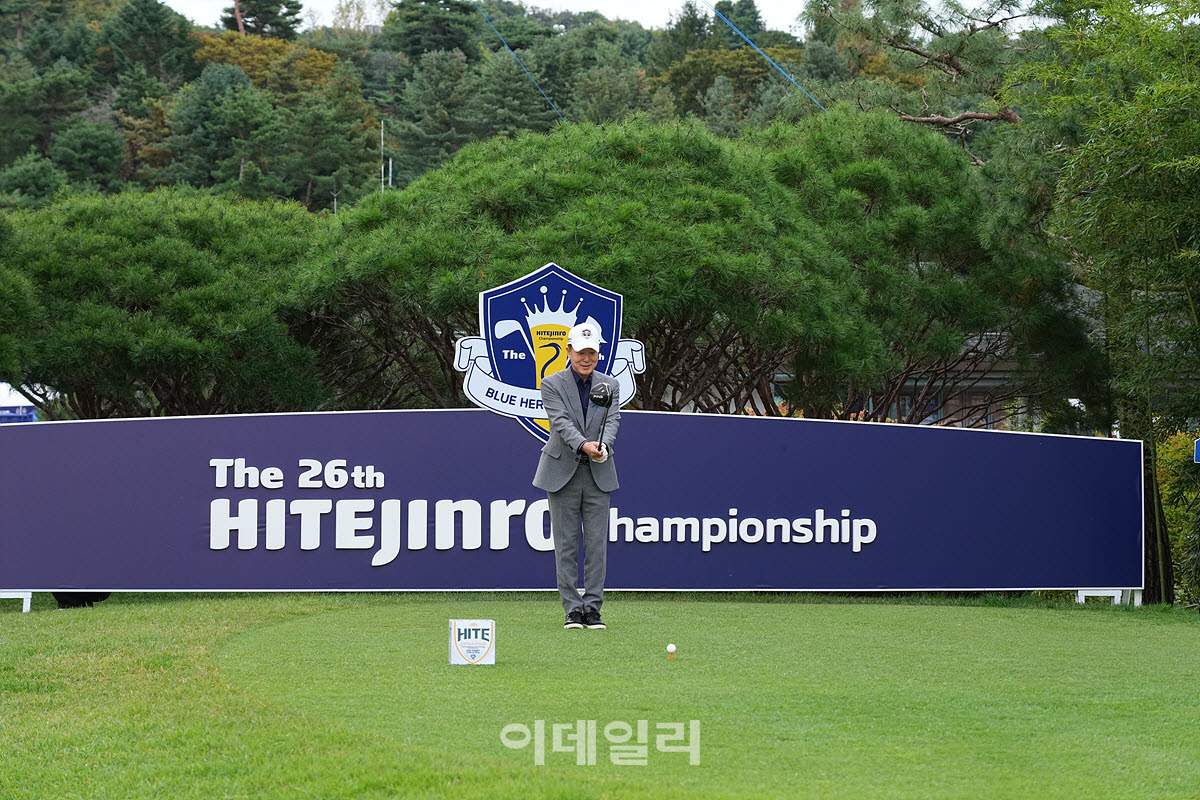 [포토]권오삼 대표,성공 기원 시구 준비