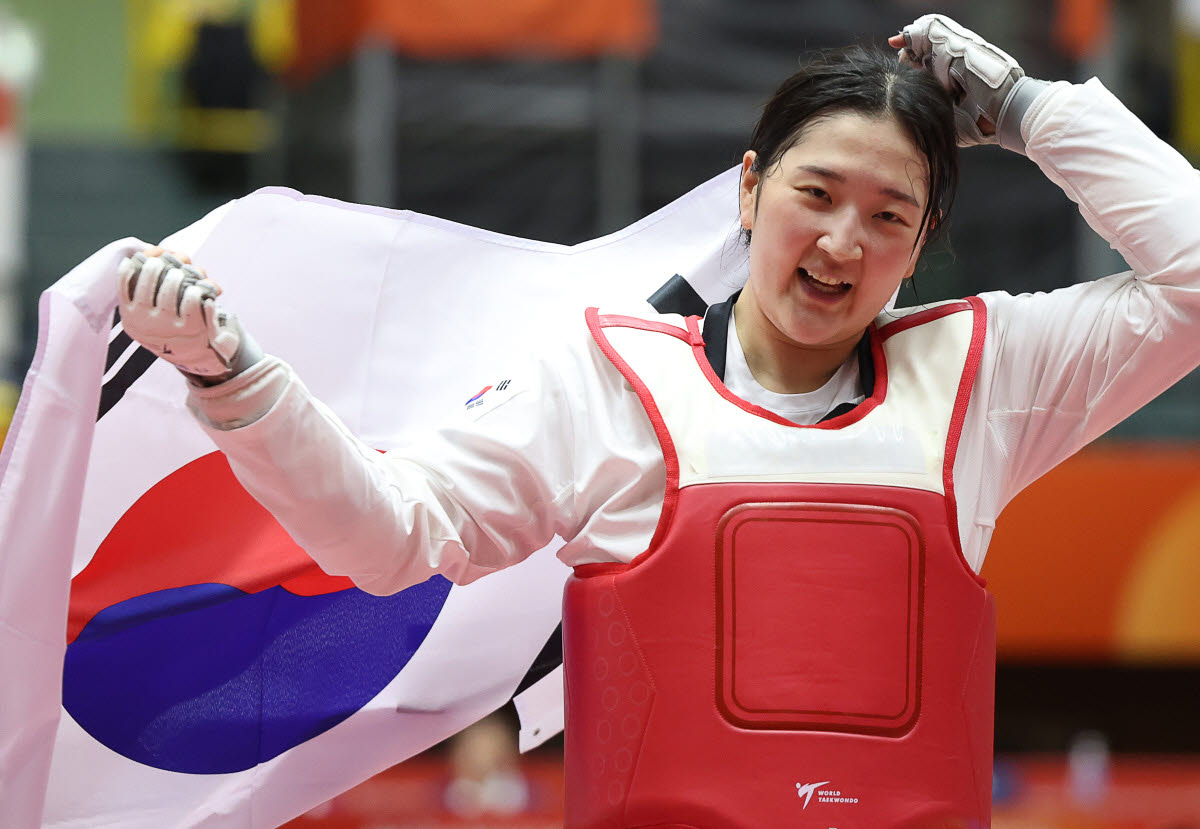 송다빈, 첫 아시안게임서 정상…한국 태권도 겨루기 첫 금메달