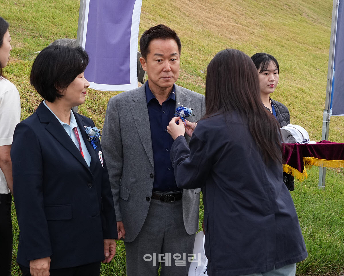 [포토]장인섭 대표,시구식 준비합니다