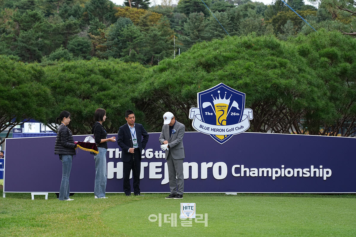 [포토]장인섭 대표,시구 위해 장갑 착용