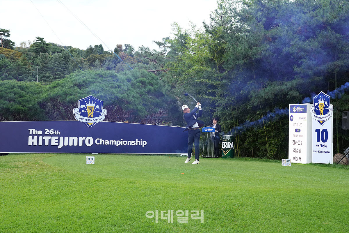 [포토]권오삼 대표,선수들 응원하며 시타합니다