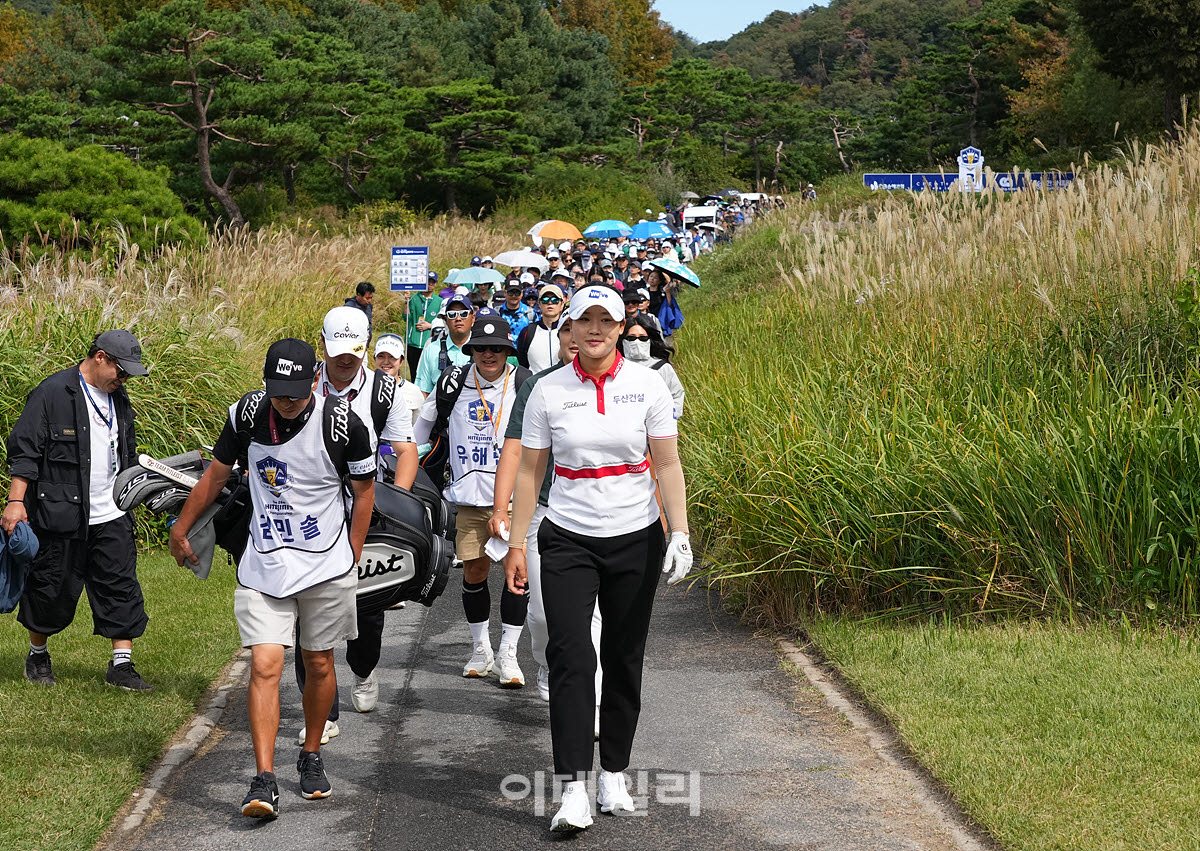 [포토]김민솔,미소와 함께 출발