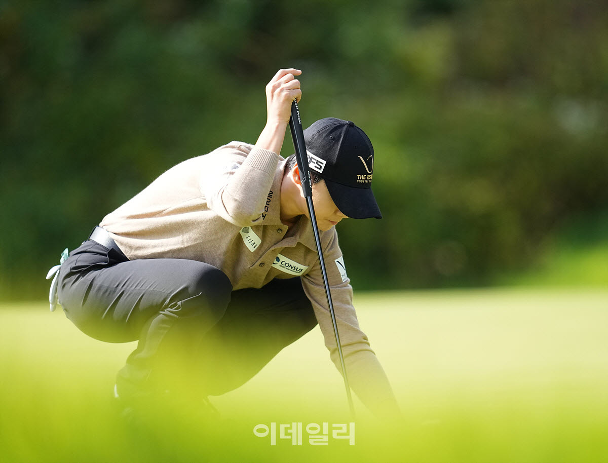[포토]박성현,볼 위치를 수정한다