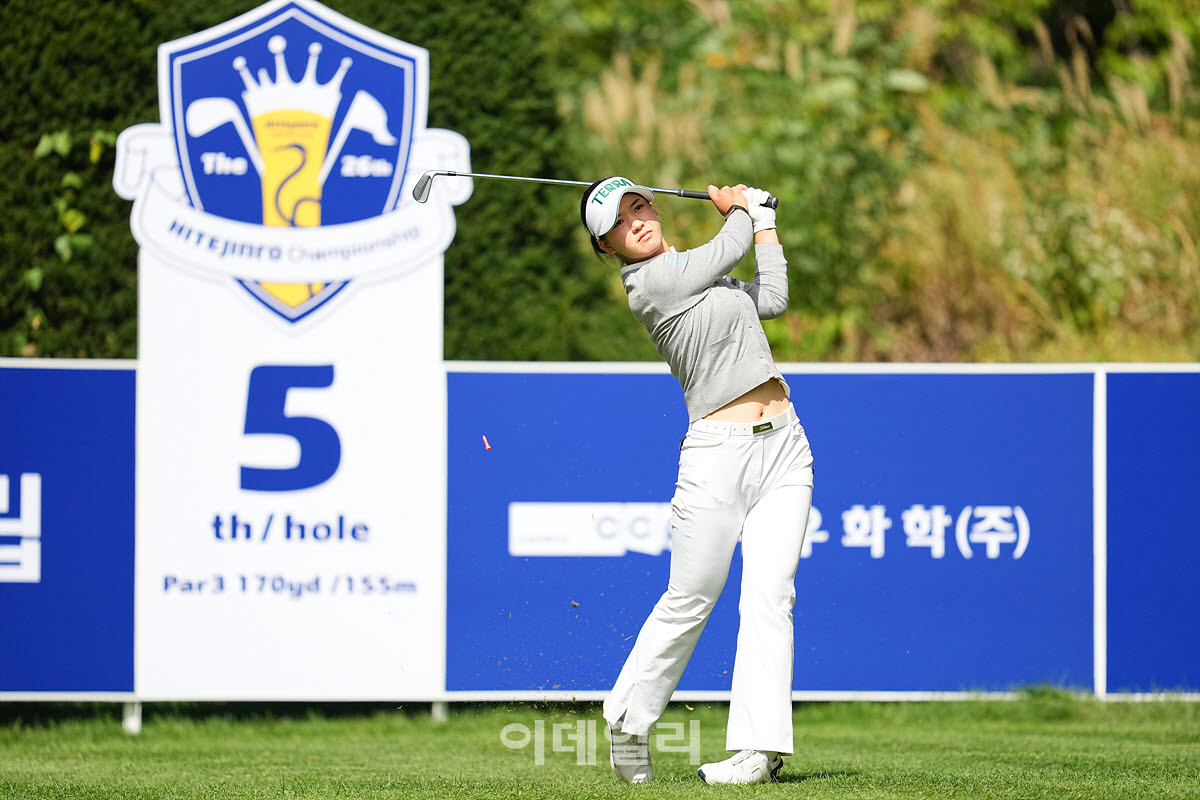 [포토]성아진,날카로운 아이언샤