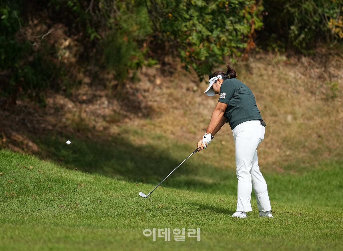 [포토]유해란,정확한 러프 탈출 임팩