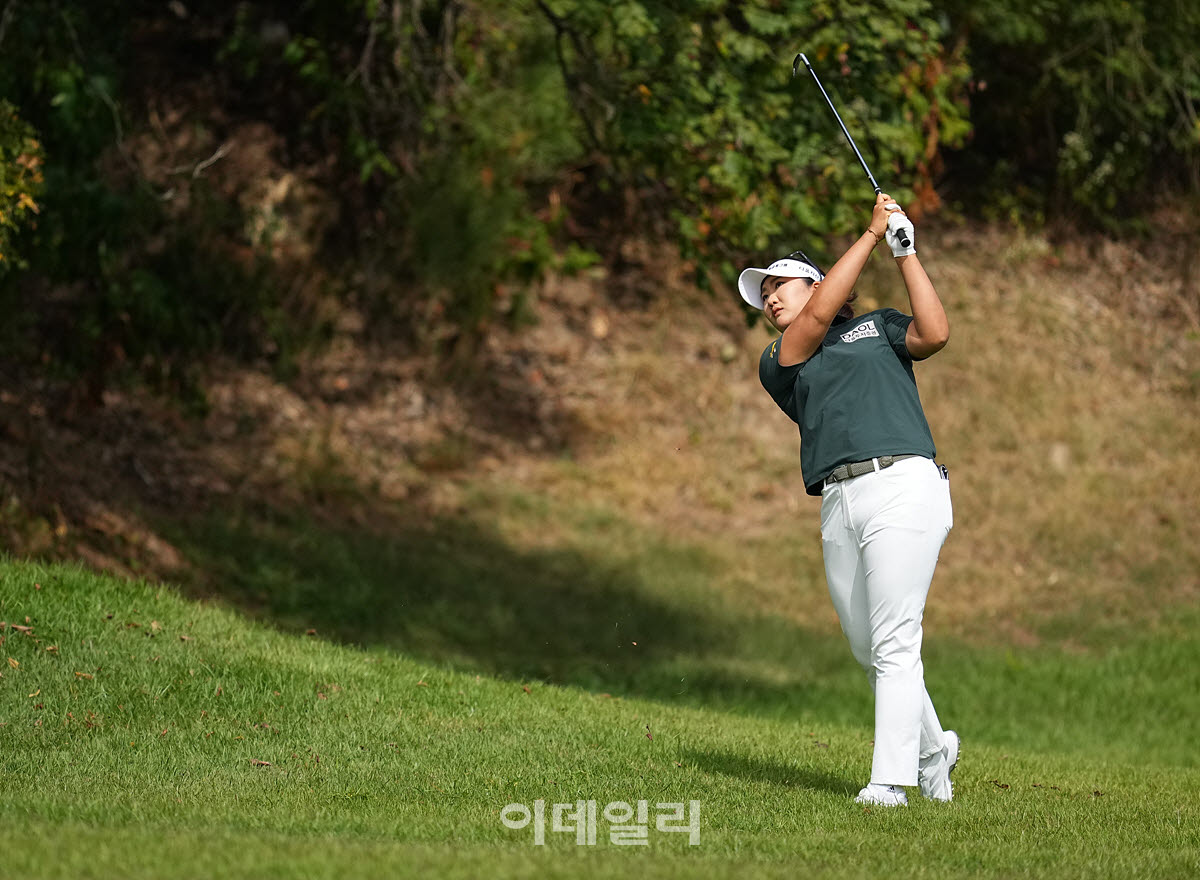 [포토]유해란,그린에 올라가라